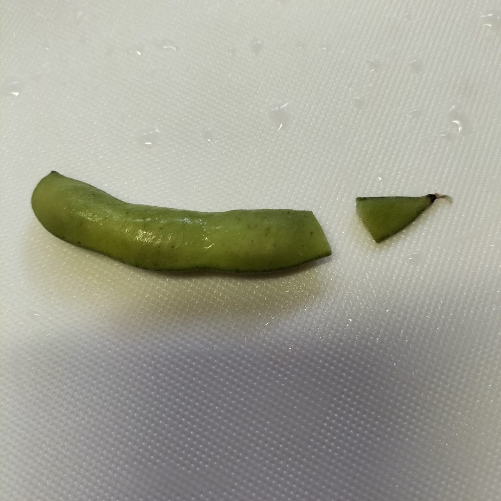 先端を切り落とした枝豆