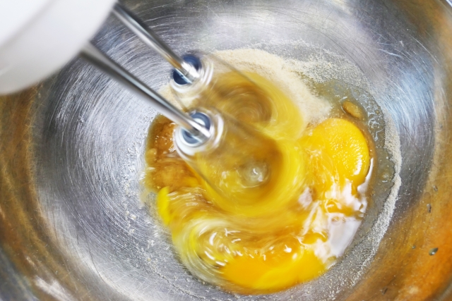 電動泡立て器で卵を混ぜる
ハンドミキサー