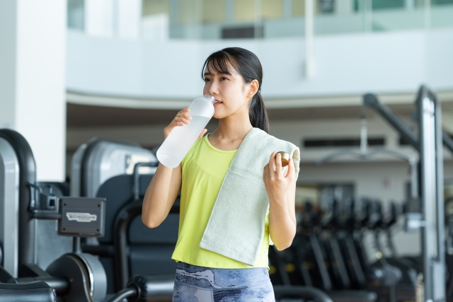 運動中に水分補給をする女性